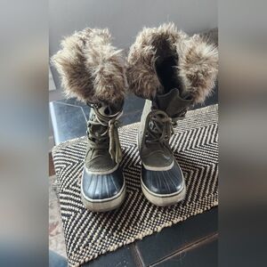 Sorel Winter Boots with Fur Trim - Green and Black